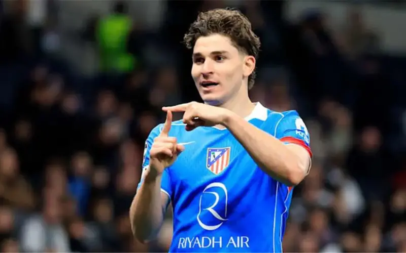 رئيس أتلتيكو مدريد يبعث رسالة لـ برشلونة بشأن مستقبل ألفاريز